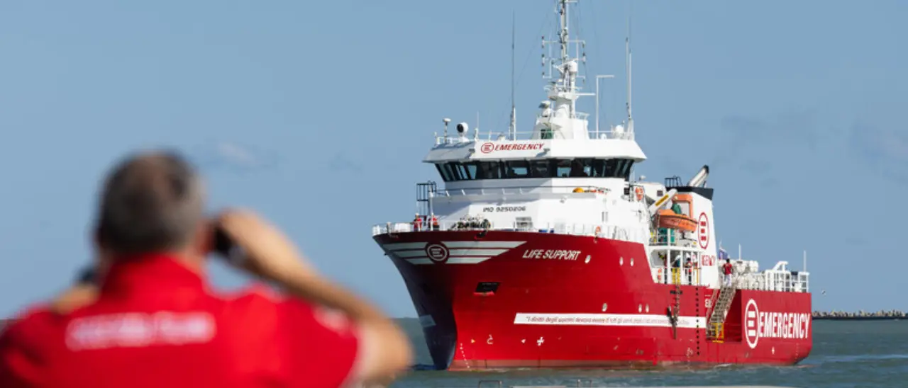 Sbarcheranno a Vibo Marina in tarda serata i 75 migranti a bordo della nave di Emergency: l'ultima volta è successo un anno fa