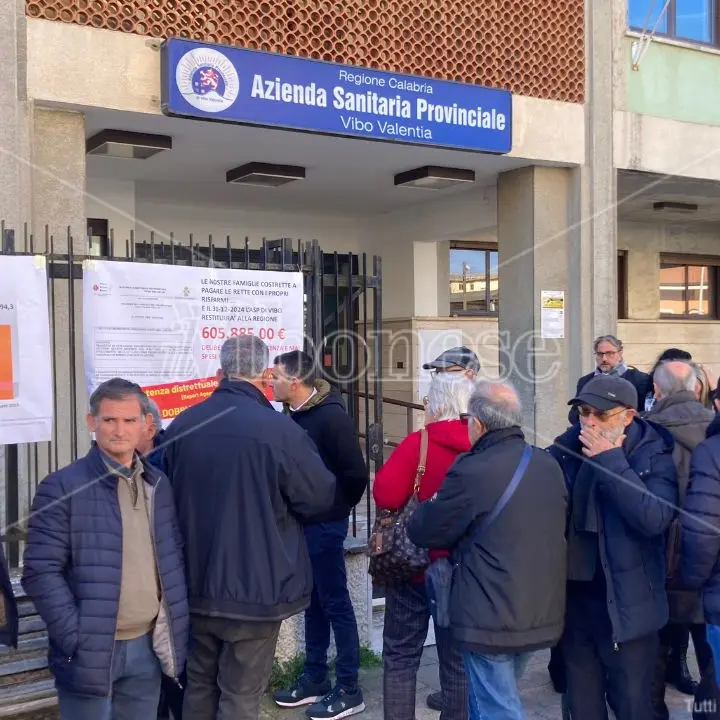 «Basta, denunciamo tutti»: all'Asp di Vibo la rabbia dei familiari dei pazienti del Don Mottola Medical Center che rischia la chiusura