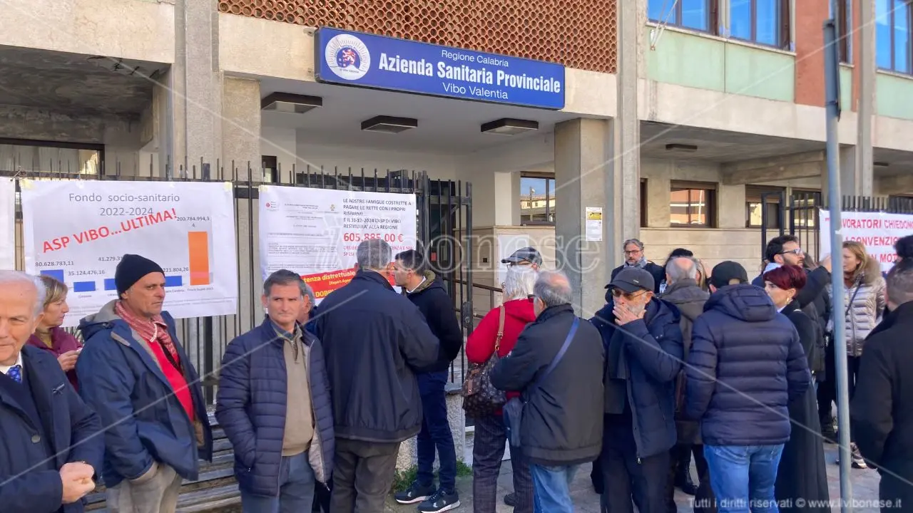 Don Mottola, la protesta della Rsa di Drapia diventa “permanente”: sit-in ad oltranza davanti all’Asp di Vibo