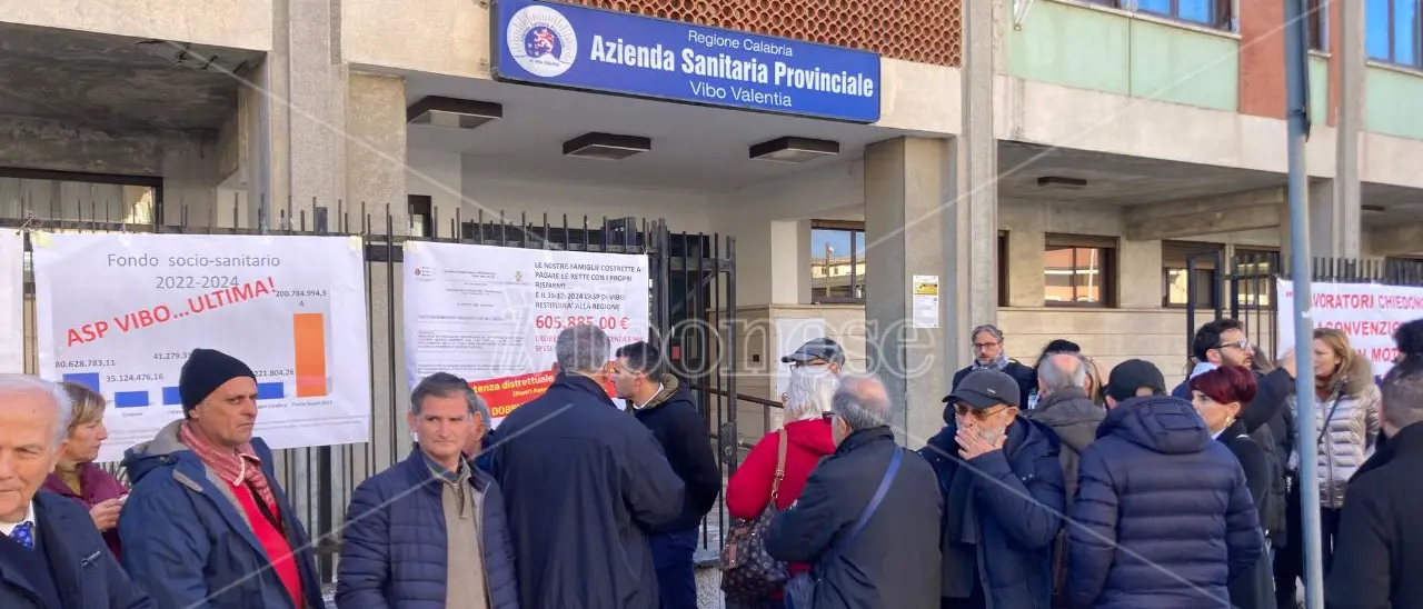 Don Mottola, la protesta della Rsa di Drapia diventa “permanente”: sit-in ad oltranza davanti all’Asp di Vibo