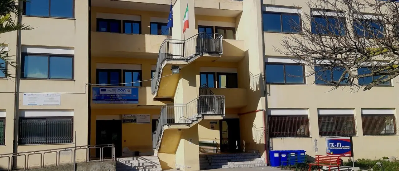 «Basta scuole di “serie B\"»: Gioventù nazionale di Vibo al fianco degli studenti dell’Iti dopo la protesta per la mancanza di riscaldamenti