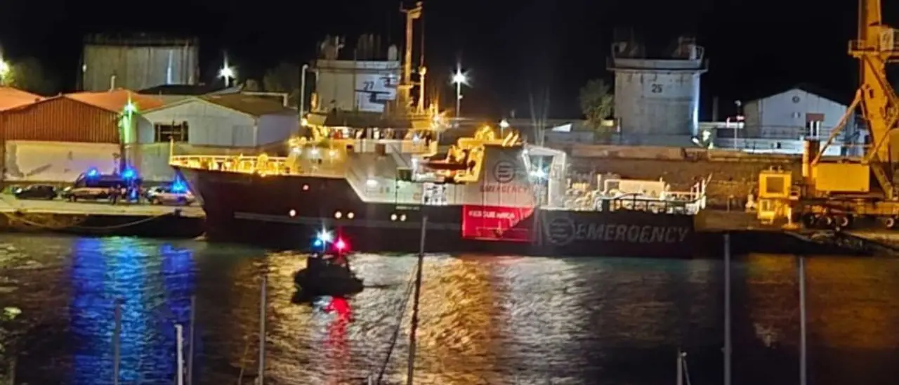 Vibo Marina, sbarco a notte fonda sotto la pioggia battente per 75 migranti soccorsi da Emergency