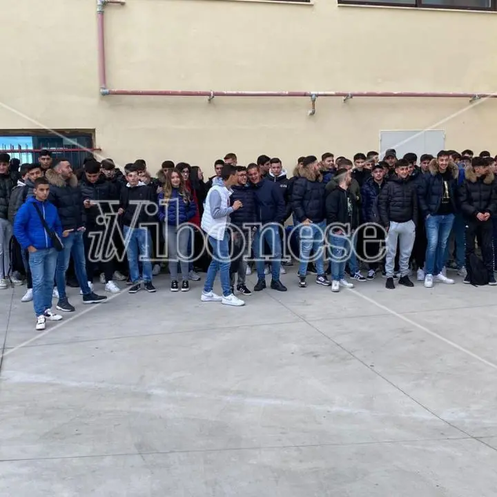 Niente riscaldamenti, gli studenti dell'Industriale di Vibo non entrano in classe e la dirigente è con loro: «Hanno ragione». La Provincia si mobilita: «Stiamo risolvendo»