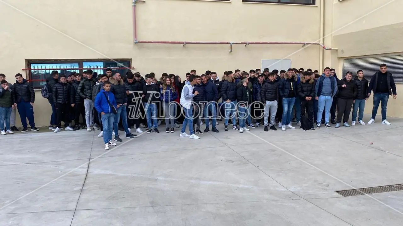 Ancora al freddo gli studenti dell'Industriale di Vibo: per alcuni lezioni (al caldo) nel seminterrato, altri in Aula magna e laboratori dell'Itg