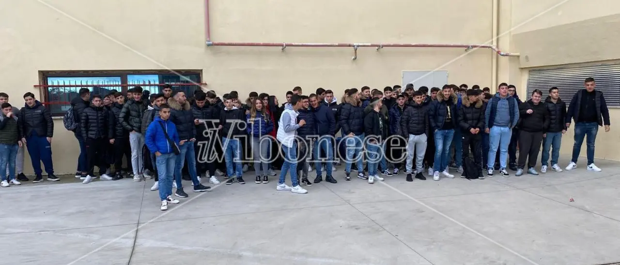 Ancora al freddo gli studenti dell'Industriale di Vibo: per alcuni lezioni (al caldo) nel seminterrato, altri in Aula magna e laboratori dell'Itg