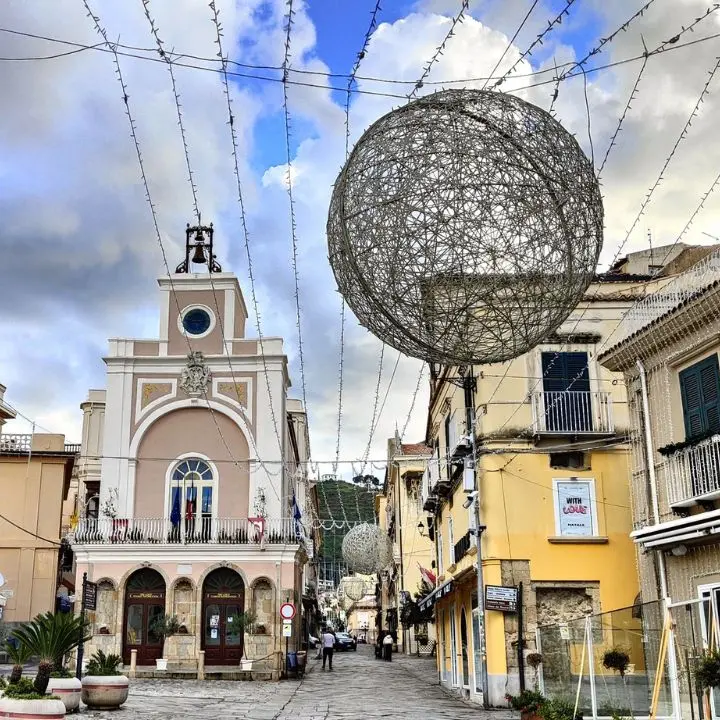 Natale senz’auto a Tropea, rivolta dei residenti contro l'isola pedonale e la Ztl: «Vogliamo accedere alle nostre case liberamente»