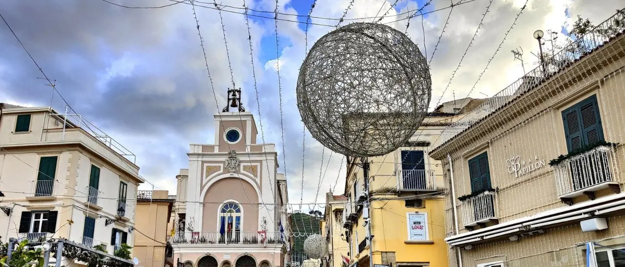 Natale senz’auto a Tropea, rivolta dei residenti contro l'isola pedonale e la Ztl: «Vogliamo accedere alle nostre case liberamente»