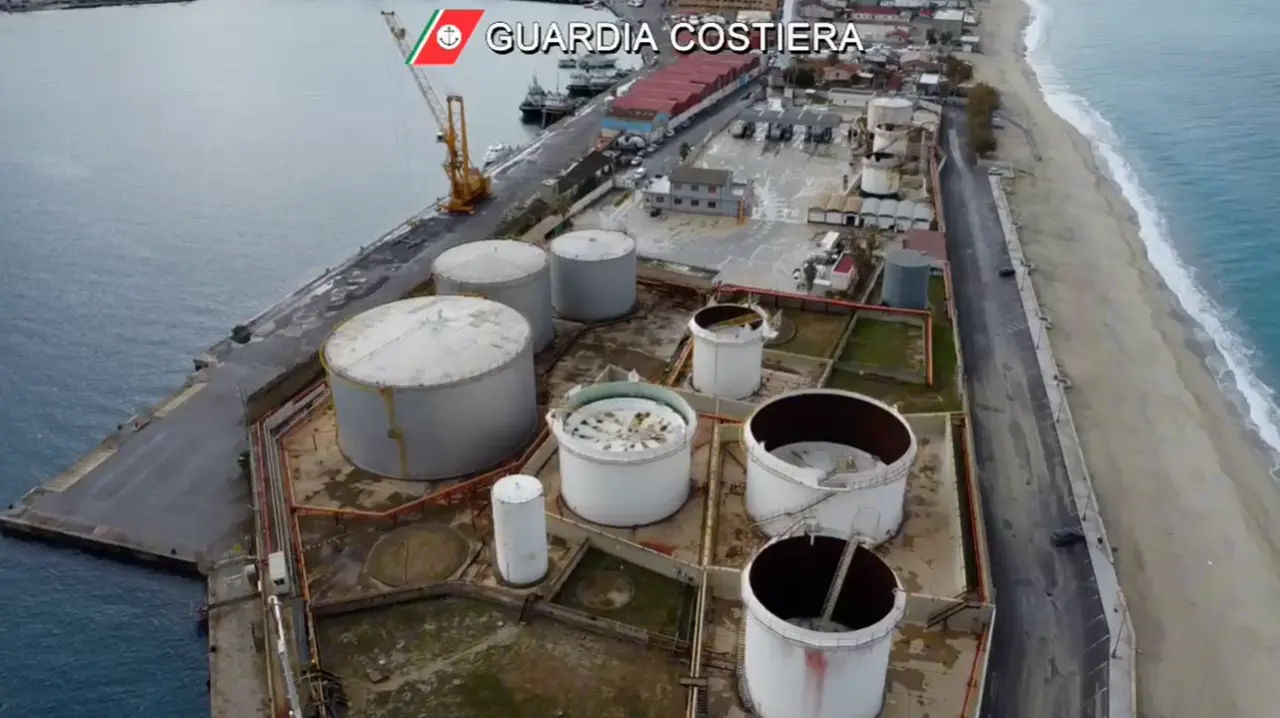 La mancata liquidazione del Corap blocca la delocalizzazione dei serbatoi a Vibo Marina. Romeo: «Situazione assurda»