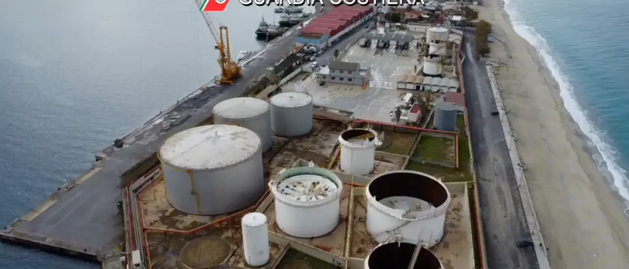 La mancata liquidazione del Corap blocca la delocalizzazione dei serbatoi a Vibo Marina. Romeo: «Situazione assurda»