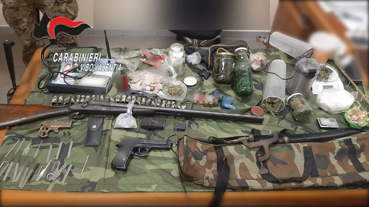 San Costantino, durante il blitz aggredisce i carabinieri: trovate armi e droga, arrestato