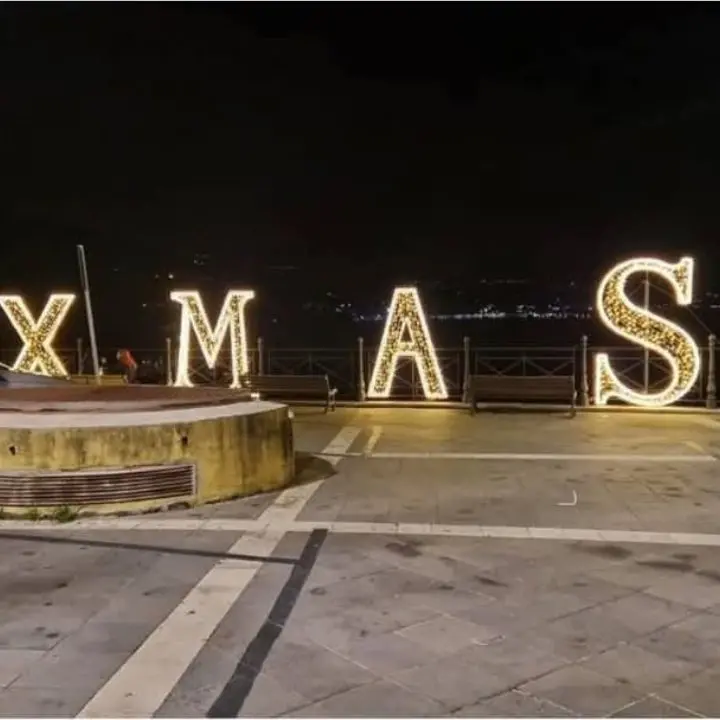 “Xmas” invece di “Buon Natale”, a Pizzo scoppia la polemica: «Ricorda la Decima». E il Comune fa rimuovere la luminaria