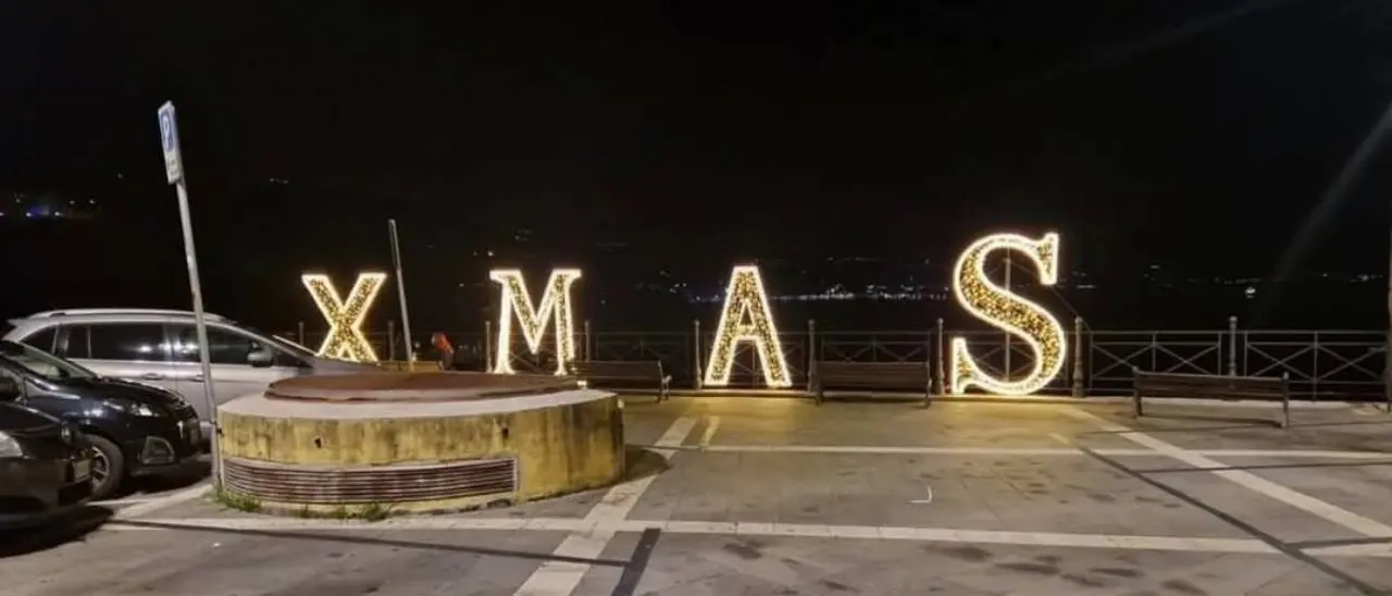 “Xmas” invece di “Buon Natale”, a Pizzo scoppia la polemica: «Ricorda la Decima». E il Comune fa rimuovere la luminaria