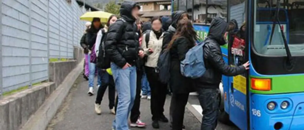 Senza bus per la scuola, le famiglie di 37 studenti di Piani di Aquaro ricevute dal prefetto Colosimo: «Abbiamo trovato ascolto»