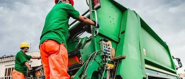 Briatico, rifiuti nel caos. Il Comune accusa i cittadini: «Regolamento disatteso»