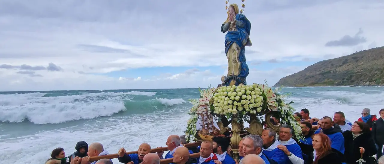 Nicotera Marina, il maltempo non ferma la tradizionale processione in mare dell’Immacolata