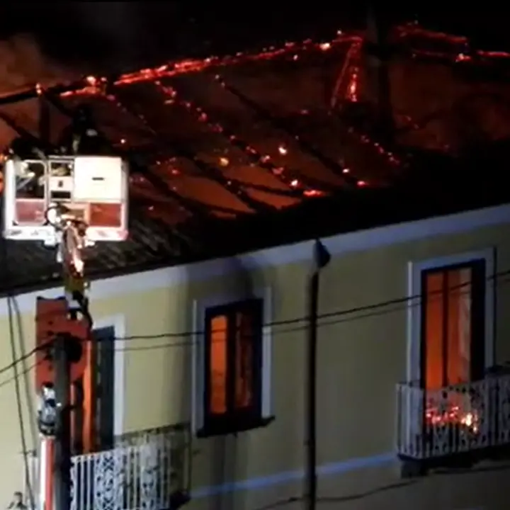 Si lancia tra le fiamme e salva un'anziana dall'incendio della sua casa, 38enne eroe a Nicotera Marina