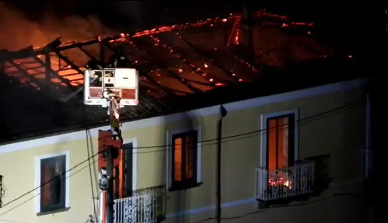 Si lancia tra le fiamme e salva un'anziana dall'incendio della sua casa, 38enne eroe a Nicotera Marina