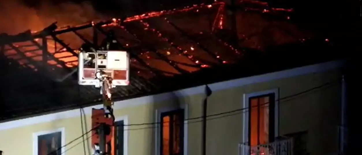 Si lancia tra le fiamme e salva un'anziana dall'incendio della sua casa, 38enne eroe a Nicotera Marina