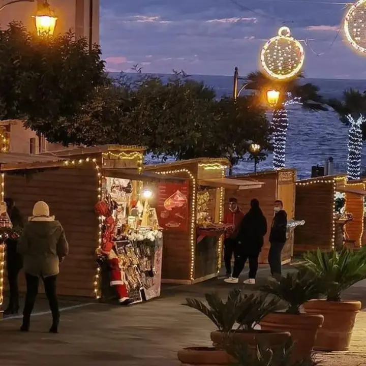 Ottanta euro a chiosco: la \"concessione gratuita\" dei mercatini di Natale a Tropea rinfocola la polemica con i commissari
