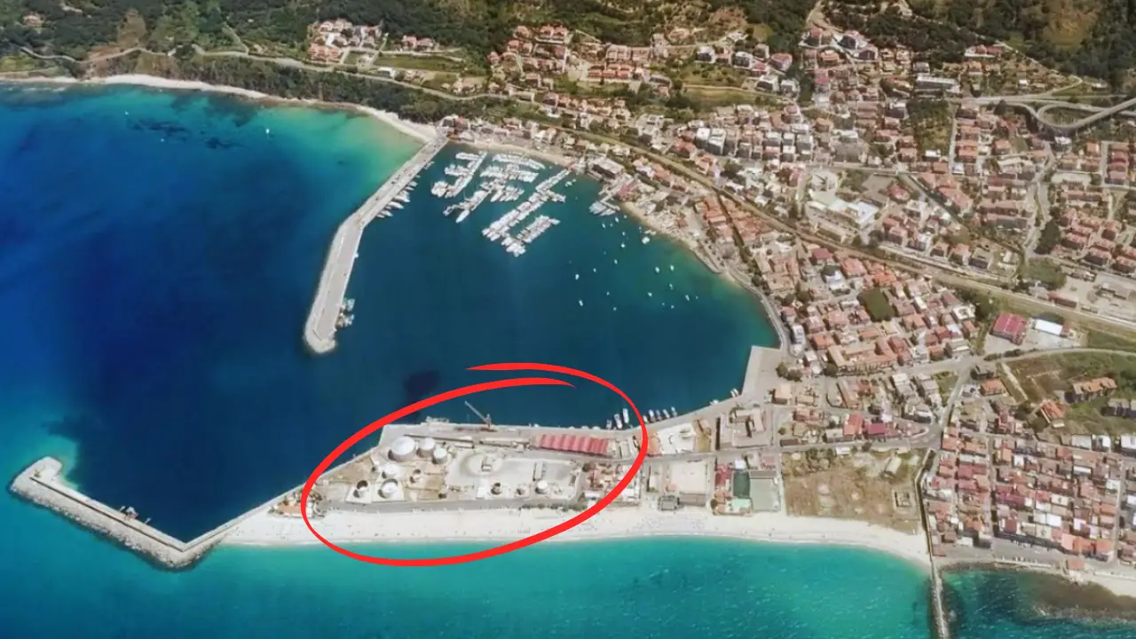 Depositi costieri, Italia Nostra presenta la sua opposizione: «Il Comune sarebbe costretto a vietare l'accesso alle spiagge di Vibo Marina»