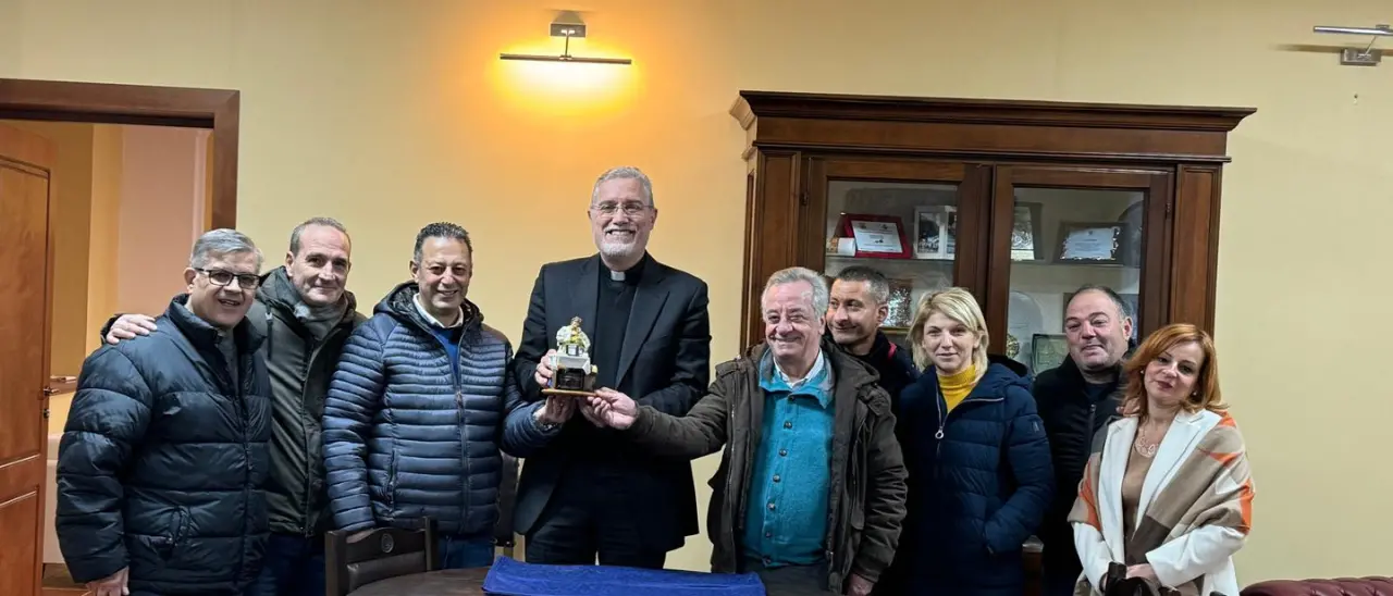 Confartigianato e Coldiretti Vibo donano una statua per il presepe al vescovo Attilio Nostro