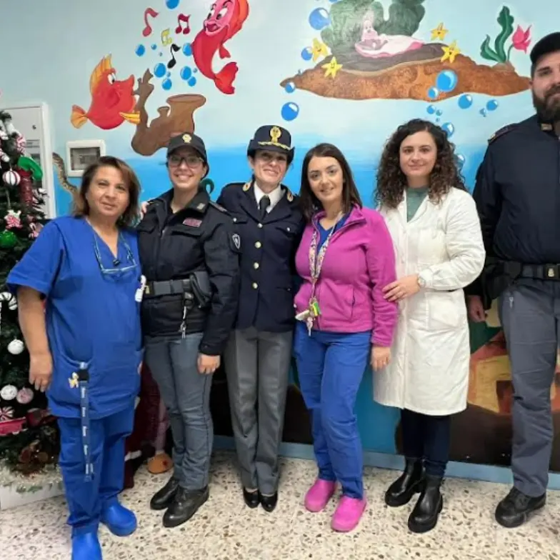 Doni e sorrisi per i bimbi ricoverati, i poliziotti fanno visita ai piccoli degenti dell'ospedale di Vibo