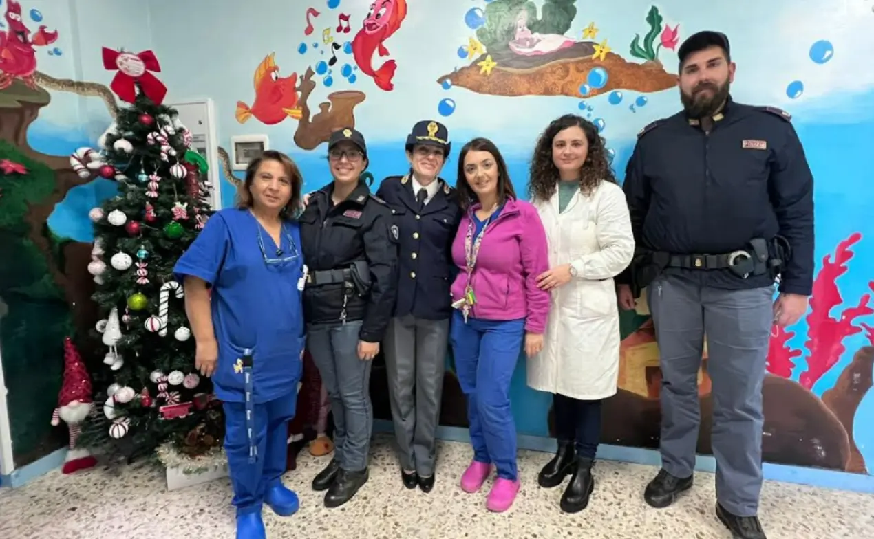 Doni e sorrisi per i bimbi ricoverati, i poliziotti fanno visita ai piccoli degenti dell'ospedale di Vibo