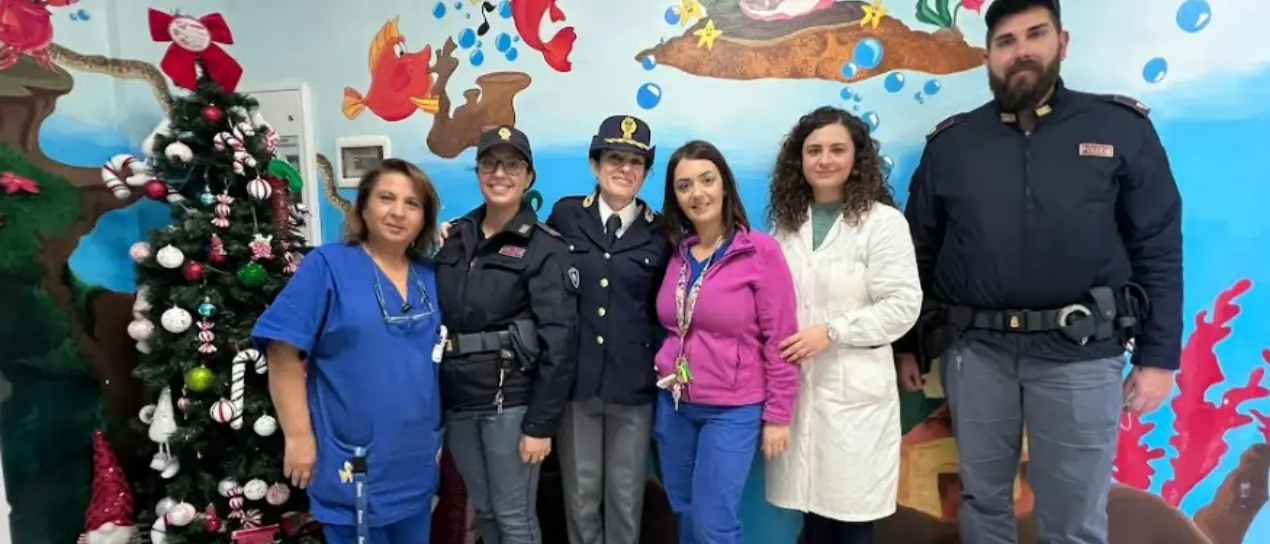 Doni e sorrisi per i bimbi ricoverati, i poliziotti fanno visita ai piccoli degenti dell'ospedale di Vibo
