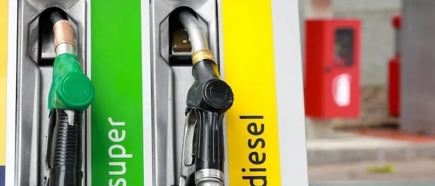 Il grezzo scende di prezzo, ma benzina e diesel registrano ulteriori aumenti
