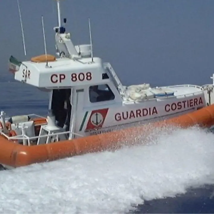 Salvataggio in mare, una motovedetta della Guardia costiera soccorre una barca a vela in difficoltà al largo di Bivona