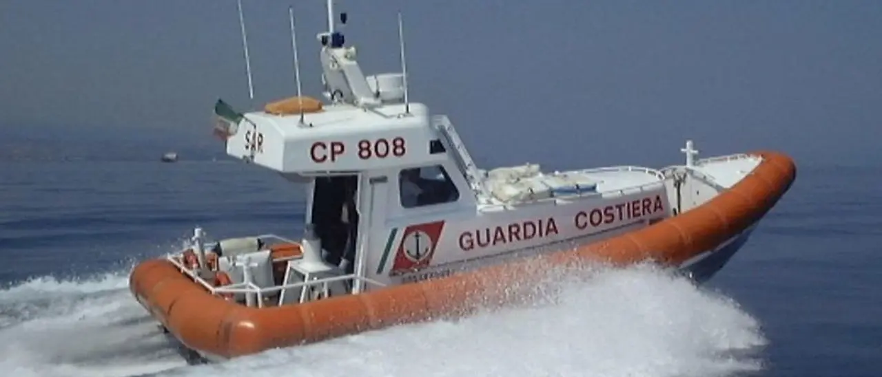 Salvataggio in mare, una motovedetta della Guardia costiera soccorre una barca a vela in difficoltà al largo di Bivona