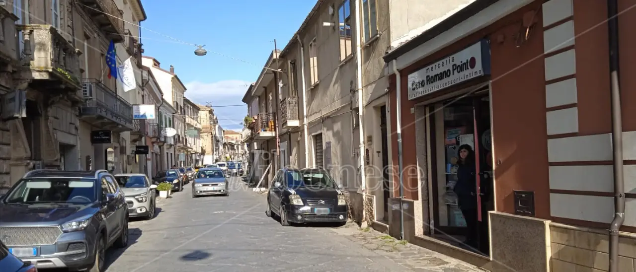 Chiusura di via Luigi Razza, il Comune: «La ditta incaricata aveva accettato di rimandare a dopo Natale, ma ha cambiato idea»