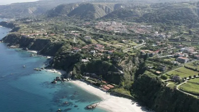 Parghelia, il sindaco Landro vieta le spiagge agli animali: l'ira dell'Enpa provinciale