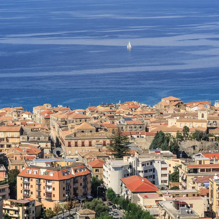 Tropea, presentato il Calendario 2025 di poesia e fotografie a cura della storica associazione culturale Onde mediterranee