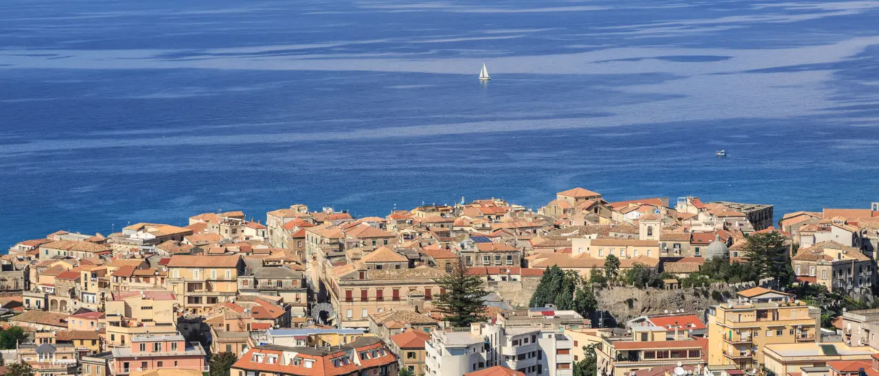 Tropea, i residenti nella Ztl ottengono la deroga dopo le proteste: annullato e riscritto il dispositivo traffico