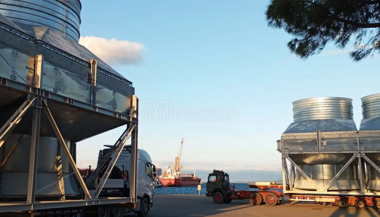 Da Vibo Marina a Rotterdam e poi in Norvegia: i mega componenti industriali realizzati a Porto Salvo iniziano il loro viaggio