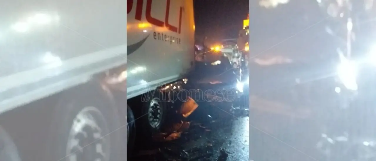 Incidente sull’A2, mamma e figlia muoiono schiacciate in un tamponamento a catena tra 11 mezzi