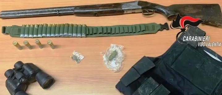 Fucile e munizioni nascosti sul tetto, due arresti a Gerocarne