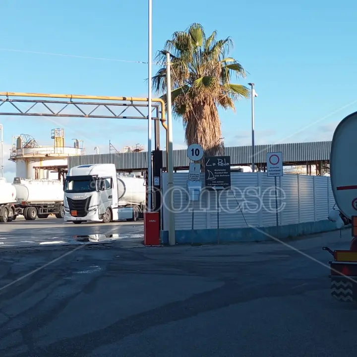 Vibo Marina, convalidato il sequestro di Meridionale Petroli ma la Procura valuta la possibilità della riapertura dello stabilimento con \"facoltà d'uso\"