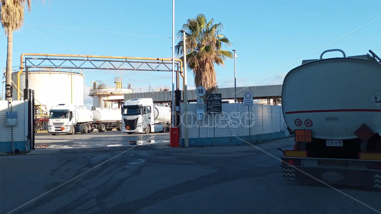 Vibo Marina, convalidato il sequestro di Meridionale Petroli ma la Procura valuta la possibilità della riapertura dello stabilimento con \"facoltà d'uso\"
