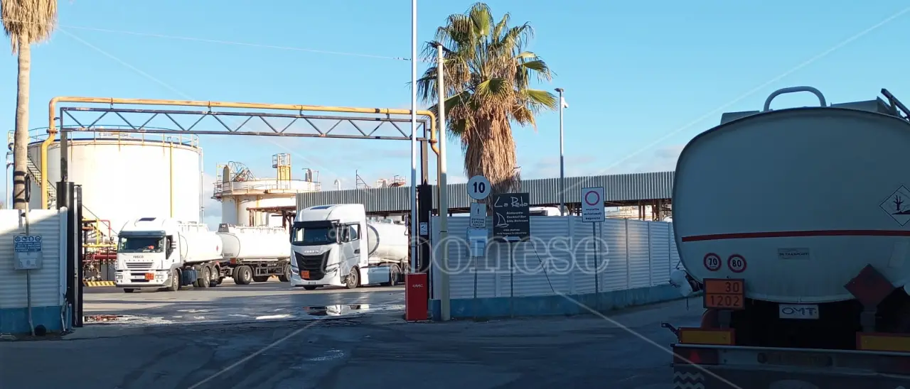 Vibo Marina, convalidato il sequestro di Meridionale Petroli ma la Procura valuta la possibilità della riapertura dello stabilimento con \"facoltà d'uso\"