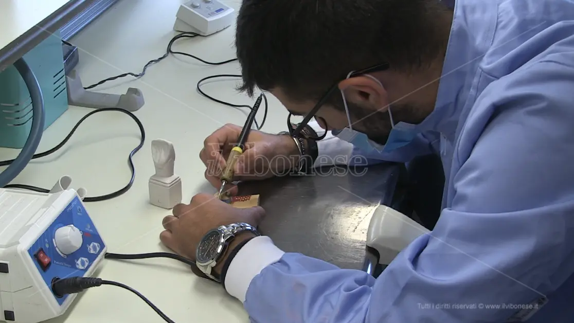 Scuola, inaugurato il laboratorio di odontotecnico al “De Filippis-Prestia” - Video