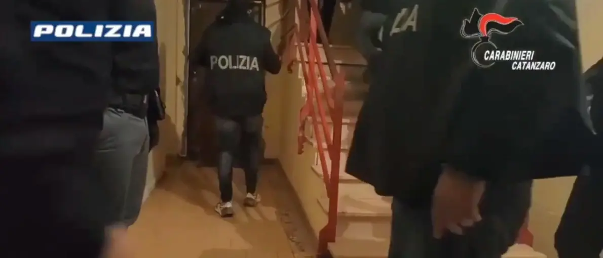 Arresti a Catanzaro per corruzione e concussione: coinvolti un consigliere comunale, agenti della Municipale e un dirigente Aterp