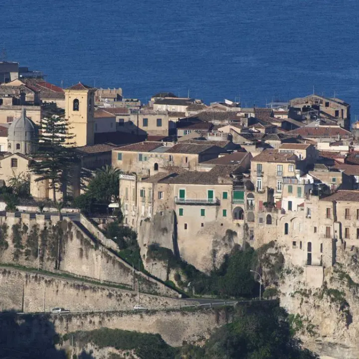 La storia dei vicoli di Tropea raccontata nel libro di Dario Godano sulla Toponomastica