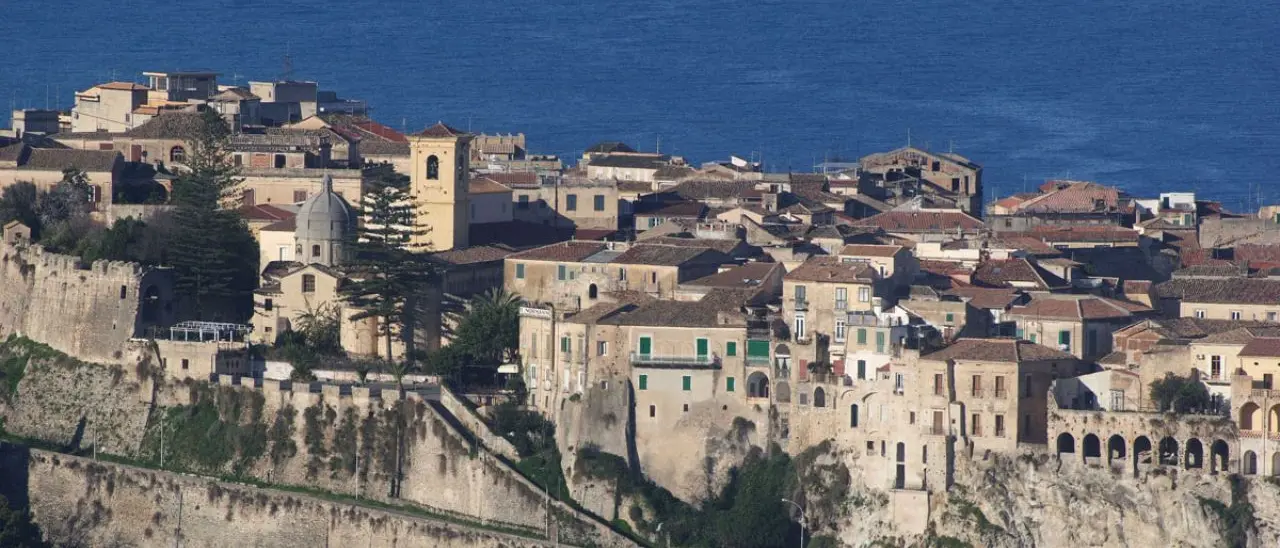 La storia dei vicoli di Tropea raccontata nel libro di Dario Godano sulla Toponomastica