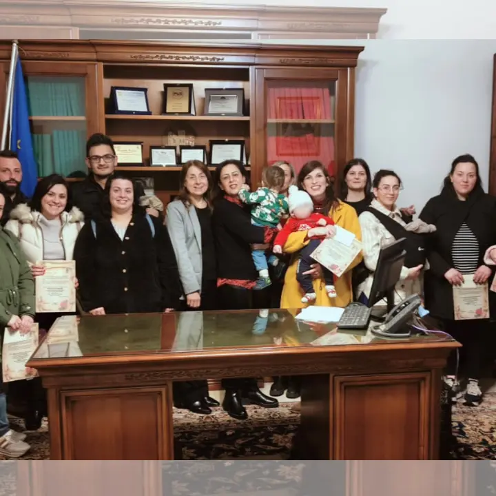 Filadelfia, consegnati 27 bonus bebè: cento euro per chi ha messo al mondo un figlio nel 2024