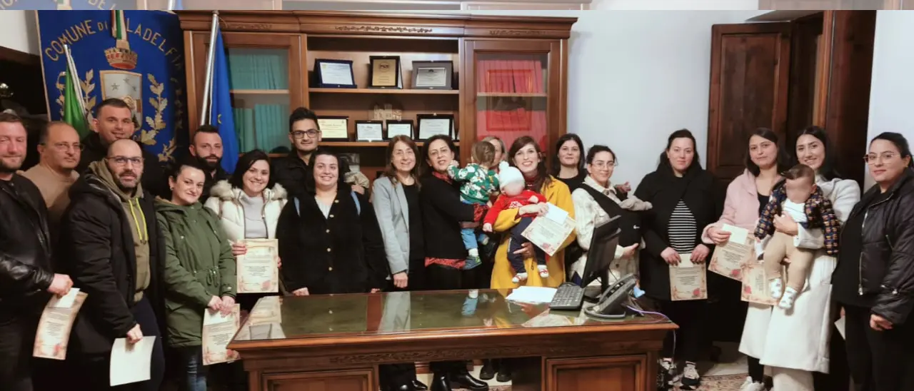 Filadelfia, consegnati 27 bonus bebè: cento euro per chi ha messo al mondo un figlio nel 2024