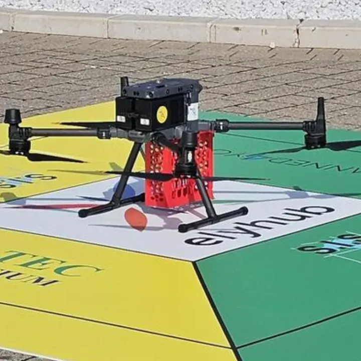 Il defibrillatore arriva con il drone, il test nazionale a Pizzo: «Fino al 70% di possibilità in più di salvare una vita»