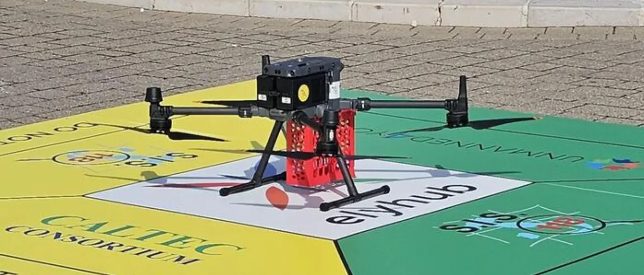 Il defibrillatore arriva con il drone, il test nazionale a Pizzo: «Fino al 70% di possibilità in più di salvare una vita»