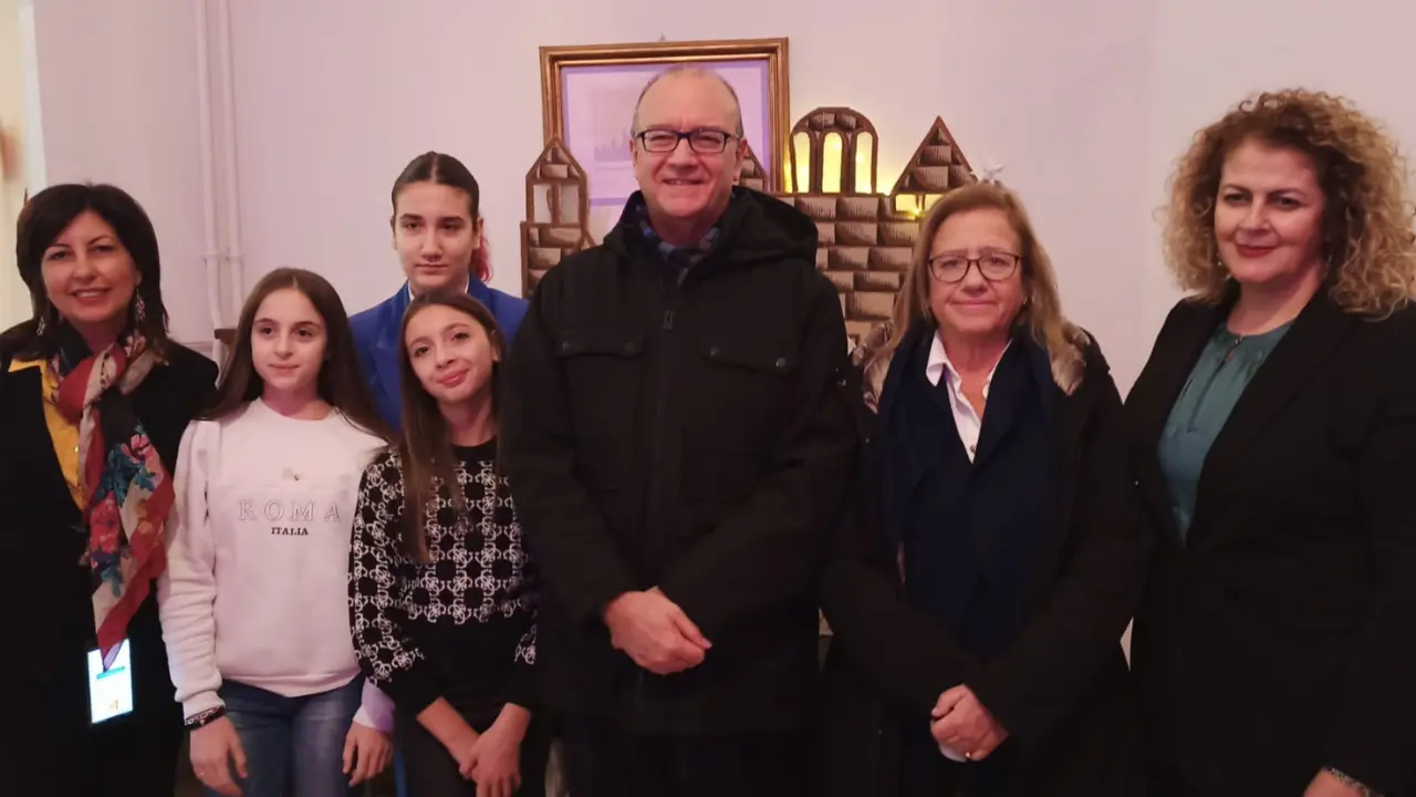 La scuola di Limbadi alla cerimonia di Natale del ministero dell'Istruzione: donato a Valditara il presepe realizzato dagli alunni